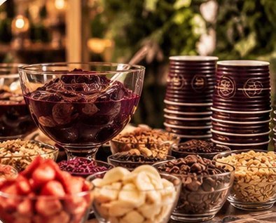 Estação de açaí com acompanhamentos