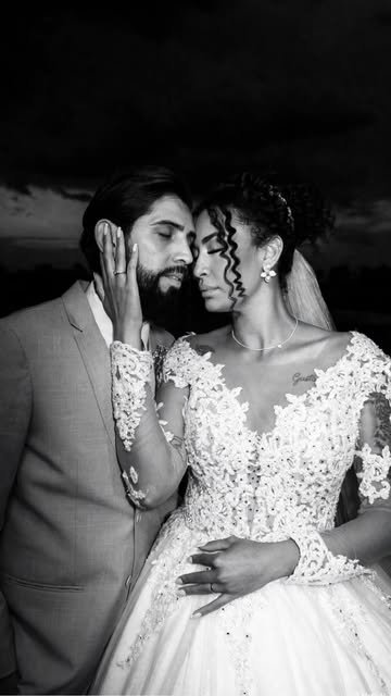 Noivos se abraçando no casamento no Sítio Kalimera Garden