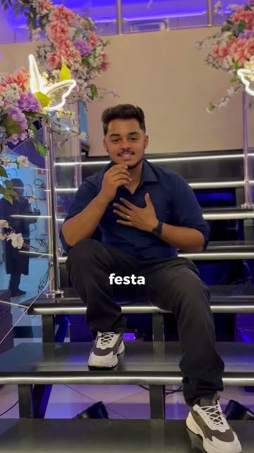 Convidado sentado em escada iluminada durante festa