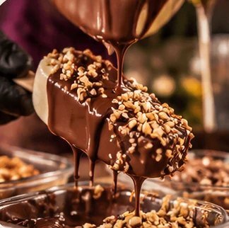 Picolé gourmet coberto de chocolate e castanhas
